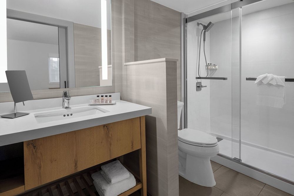 Delta Hotels by Marriott Santa Clara Room, 1 King Bed, High Floor, Exterior Entry (Mobility Accessible, Roll-In Shwr) 5