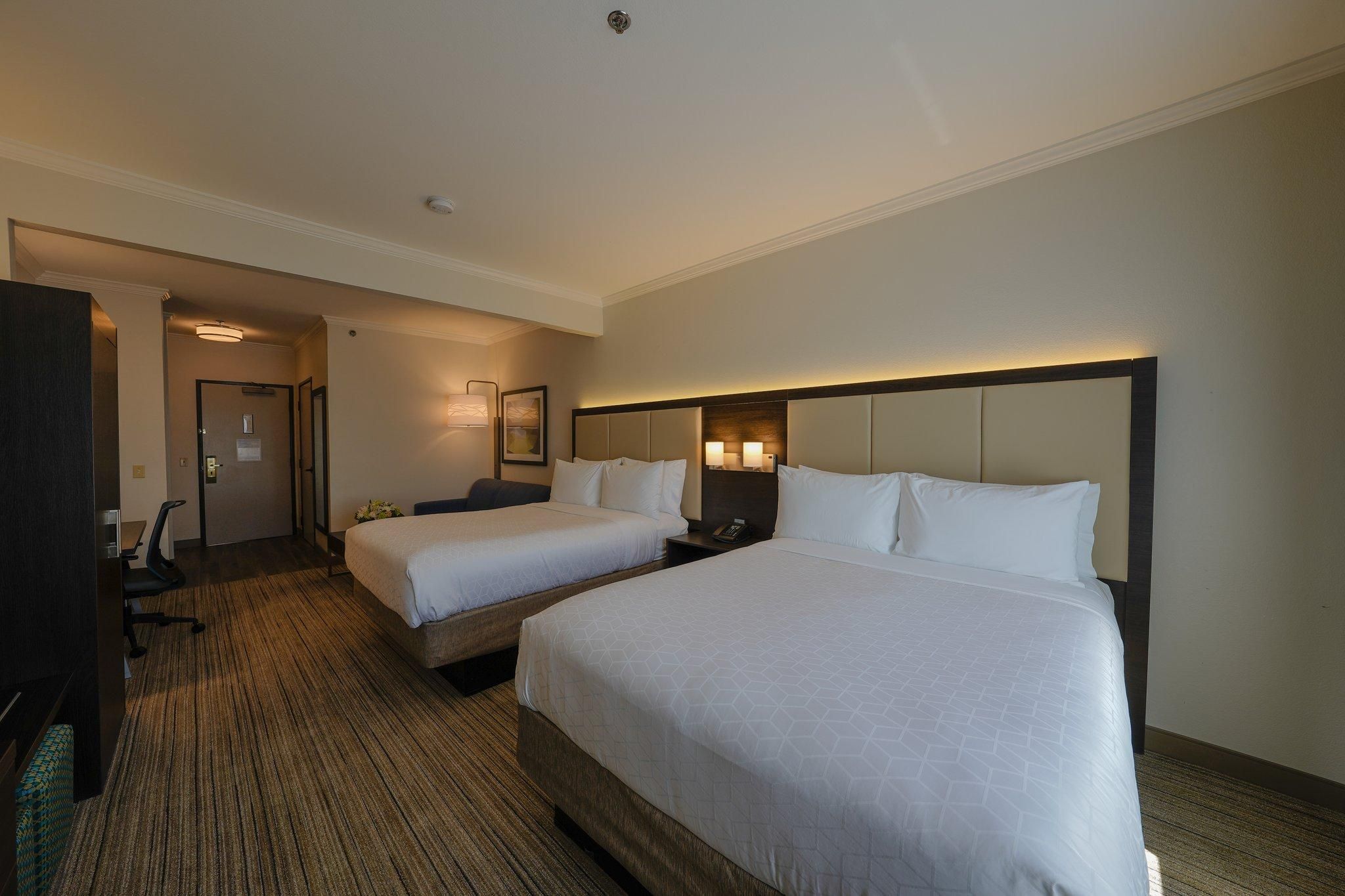 2 Queen Beds Standard Mobility Accessible Tub