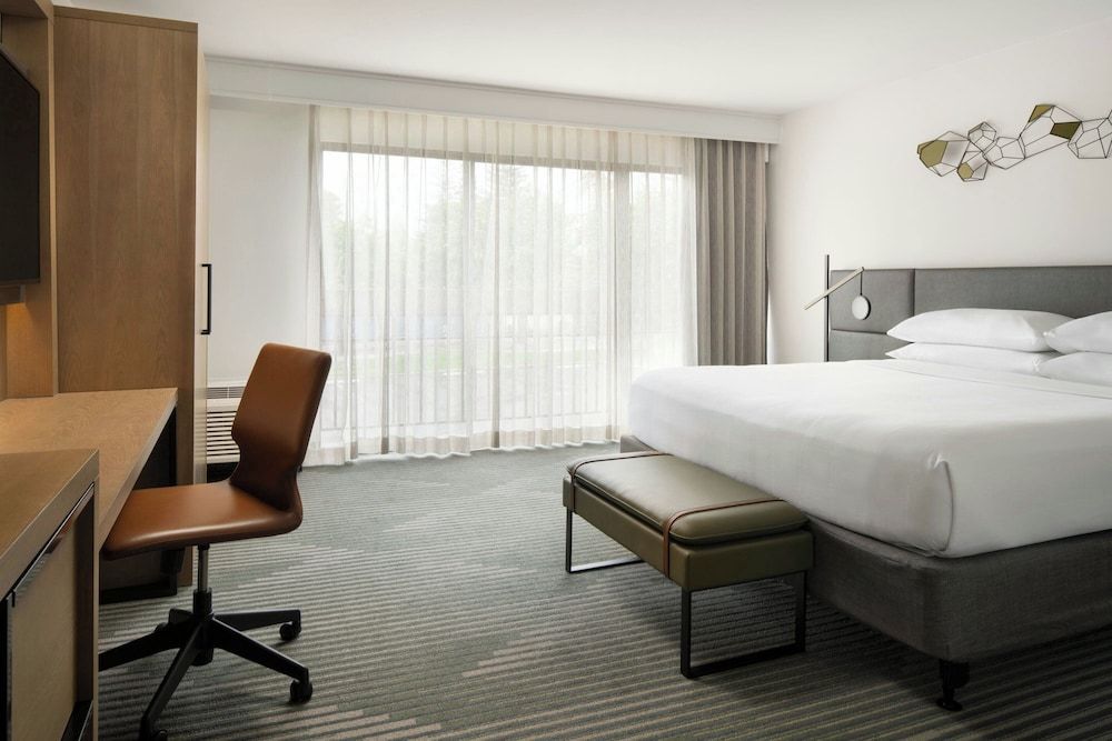 Santa Clara Marriott Room, 1 King Bed with Sofa bed (Mobility Accessible, Roll-In Shower)