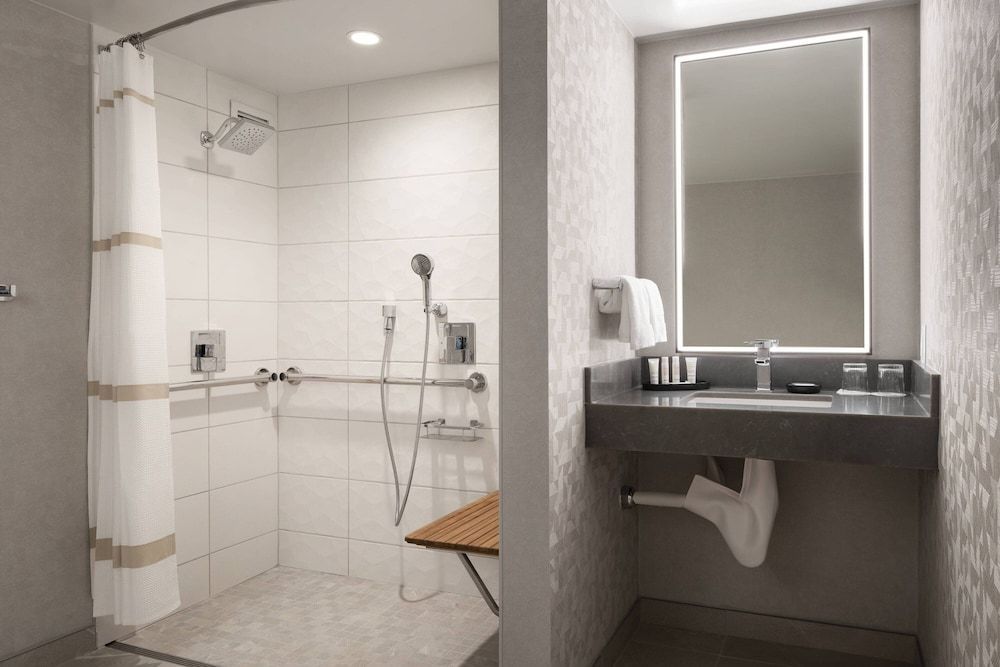 Santa Clara Marriott Room, 1 King Bed with Sofa bed (Mobility Accessible, Roll-In Shower) 2