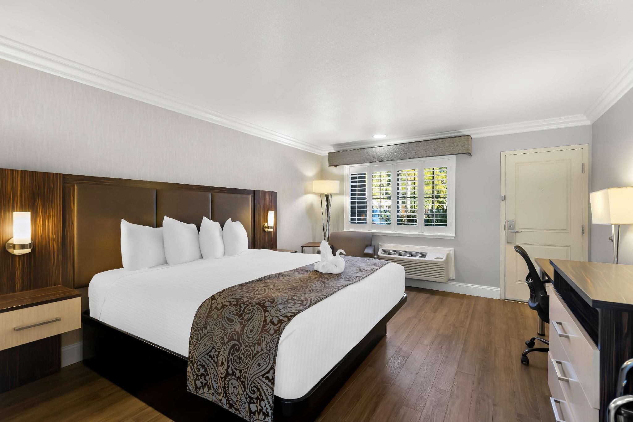 1 King Bed, Nonsmoking