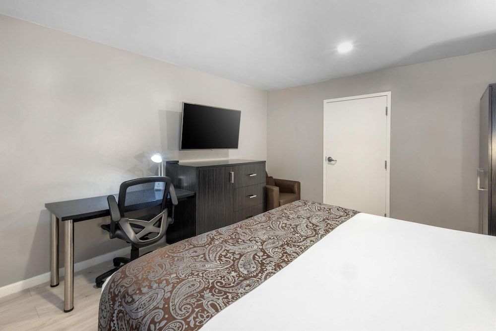 SureStay Plus by Best Western Santa Clara Silicon Valley Standard Room, 1 King Bed, Accessible, Bathtub 3