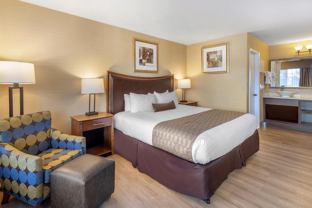 Best Western Inn Santa Clara Standard Room, 1 King Bed, Non Smoking, Refrigerator & Microwave 2