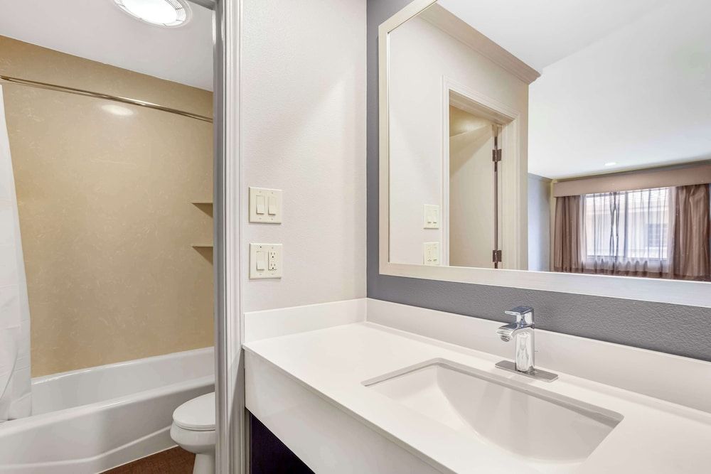 Best Western Inn Standard Room, 1 Queen Bed, Non Smoking, Refrigerator & Microwave 4