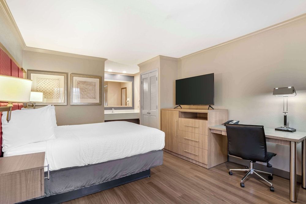 Best Western Inn Standard Room, 1 Queen Bed, Non Smoking, Refrigerator & Microwave 3