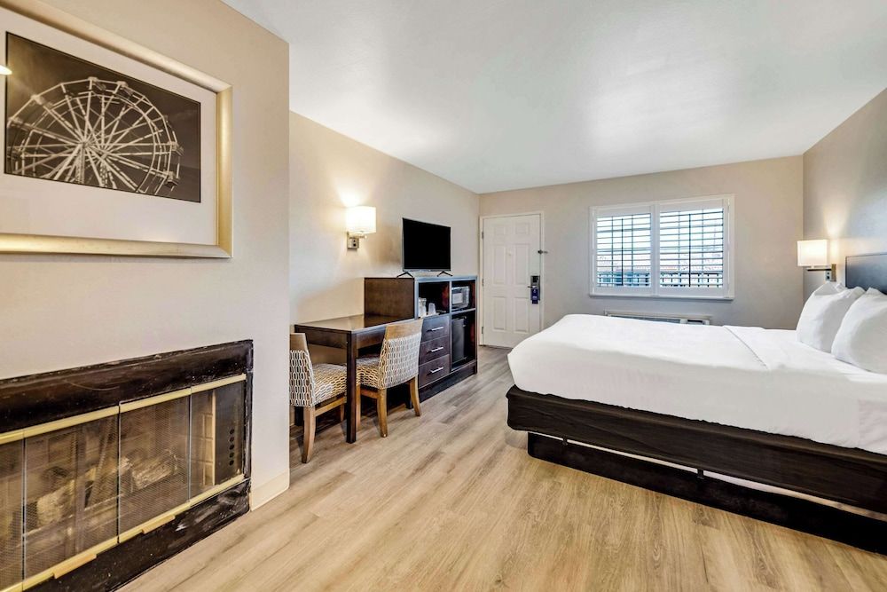 Comfort Inn Beach/Boardwalk Area Standard Room, 1 King Bed 2