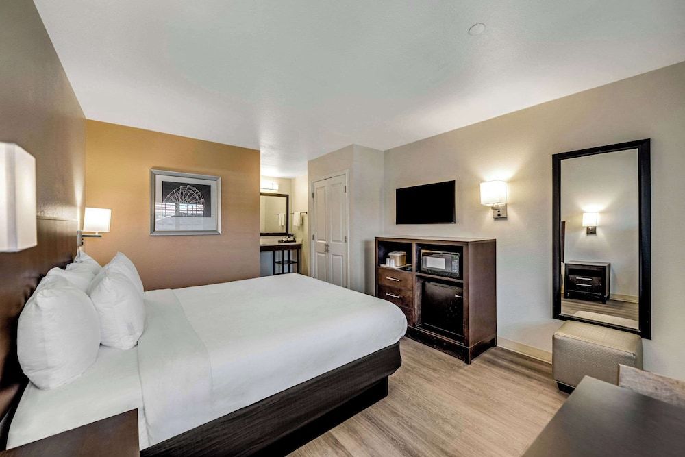 Comfort Inn Beach/Boardwalk Area Standard Room, 1 King Bed 3