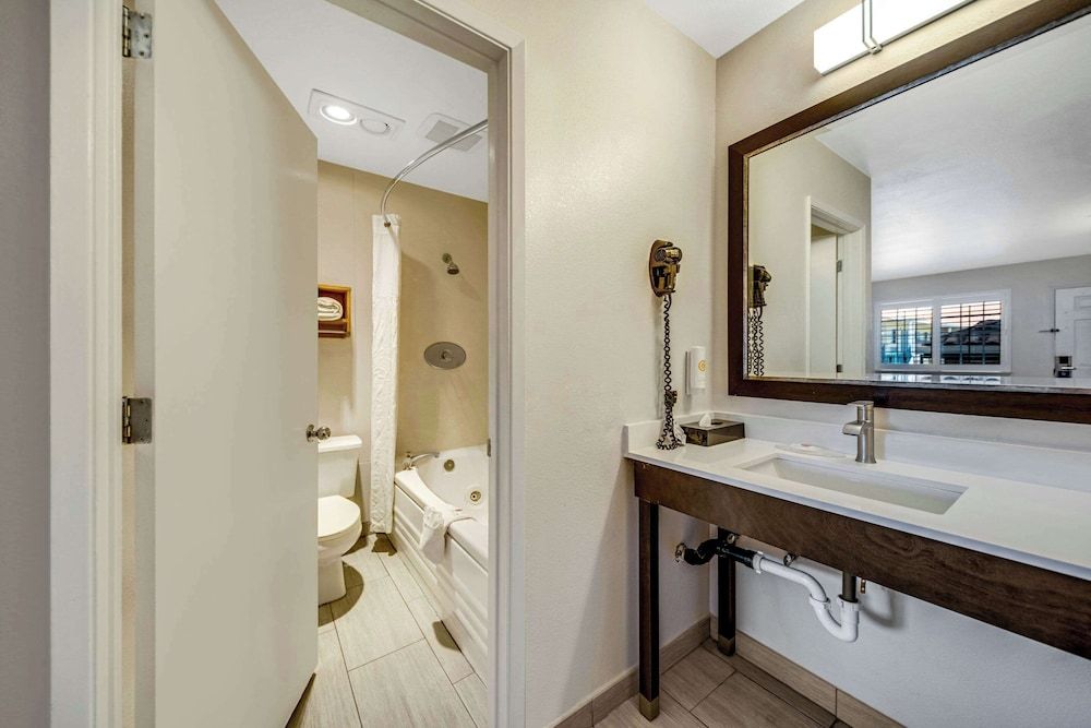 Comfort Inn Beach/Boardwalk Area Standard Room, 1 King Bed 5