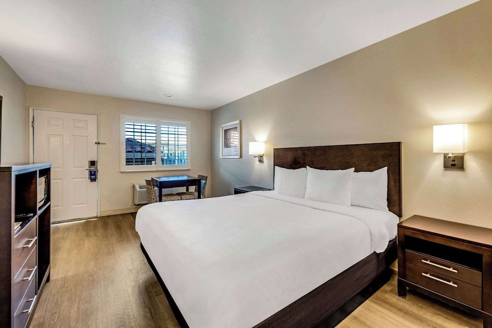 Comfort Inn Beach/Boardwalk Area Standard Room, 1 King Bed 4