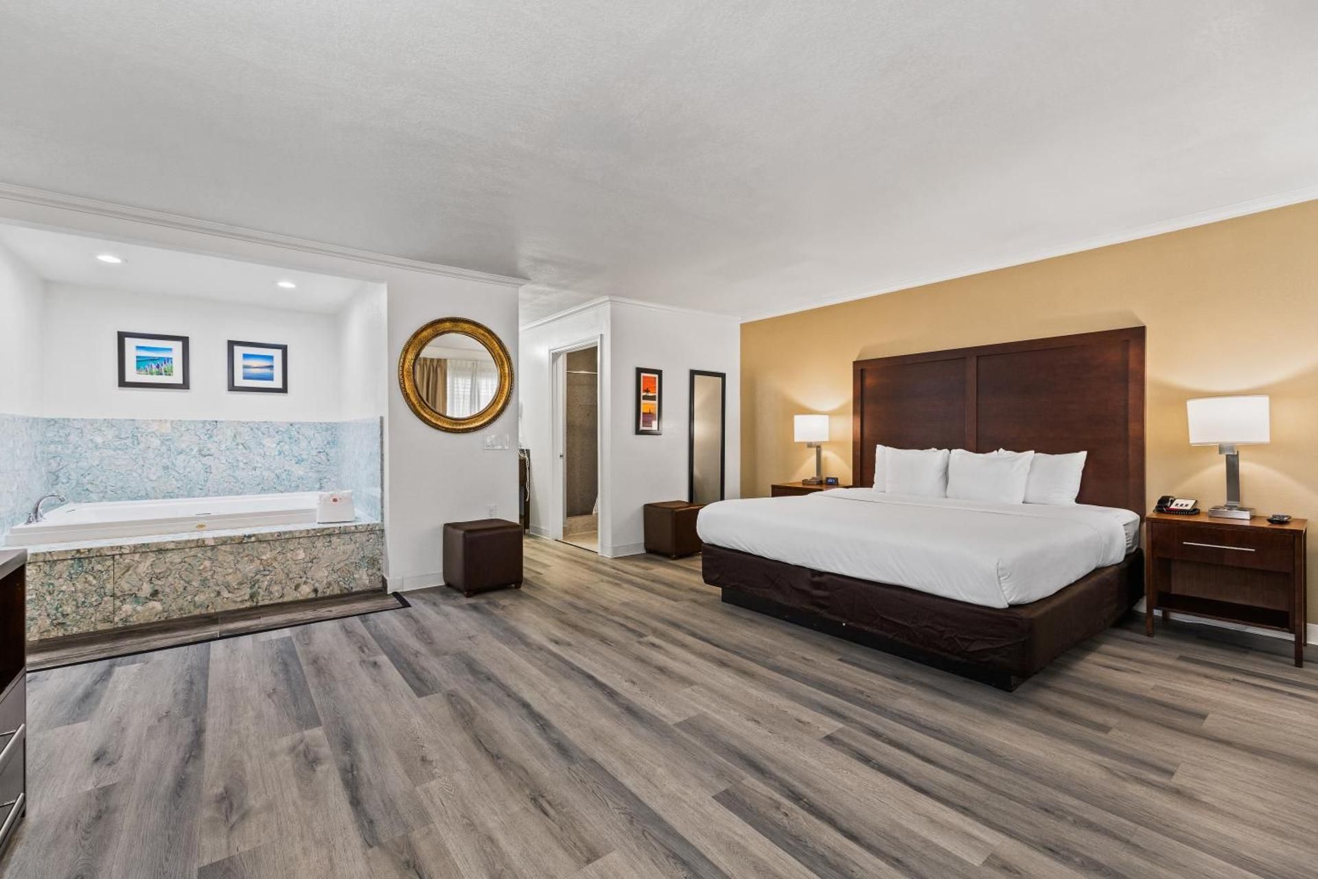 1 King Bed, Suite, Nonsmoking
