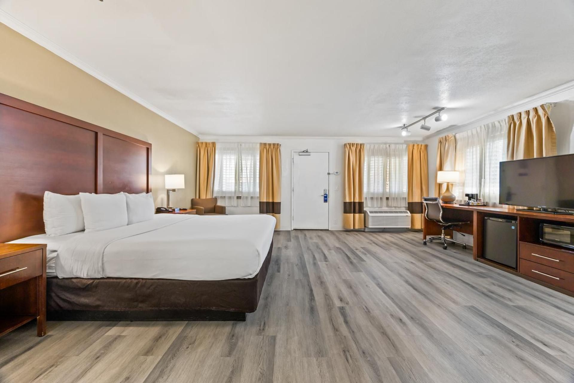 1 King Bed, Suite, Nonsmoking