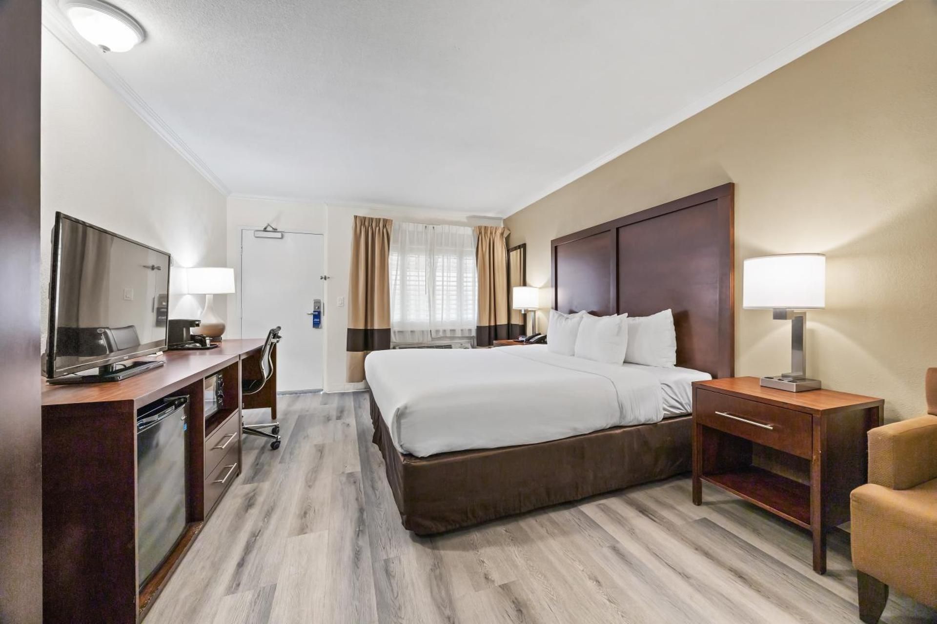 1 King Bed, No Smoking