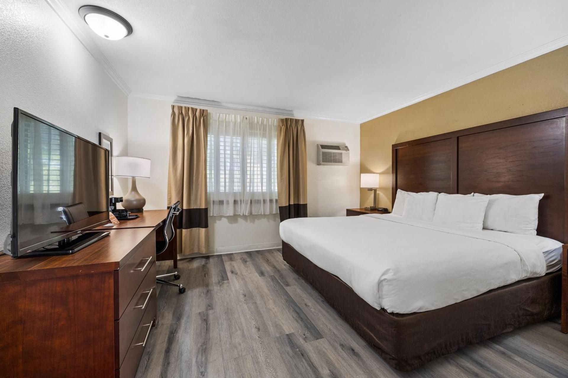 1 King Bed, 1 Double Bed, Nonsmoking