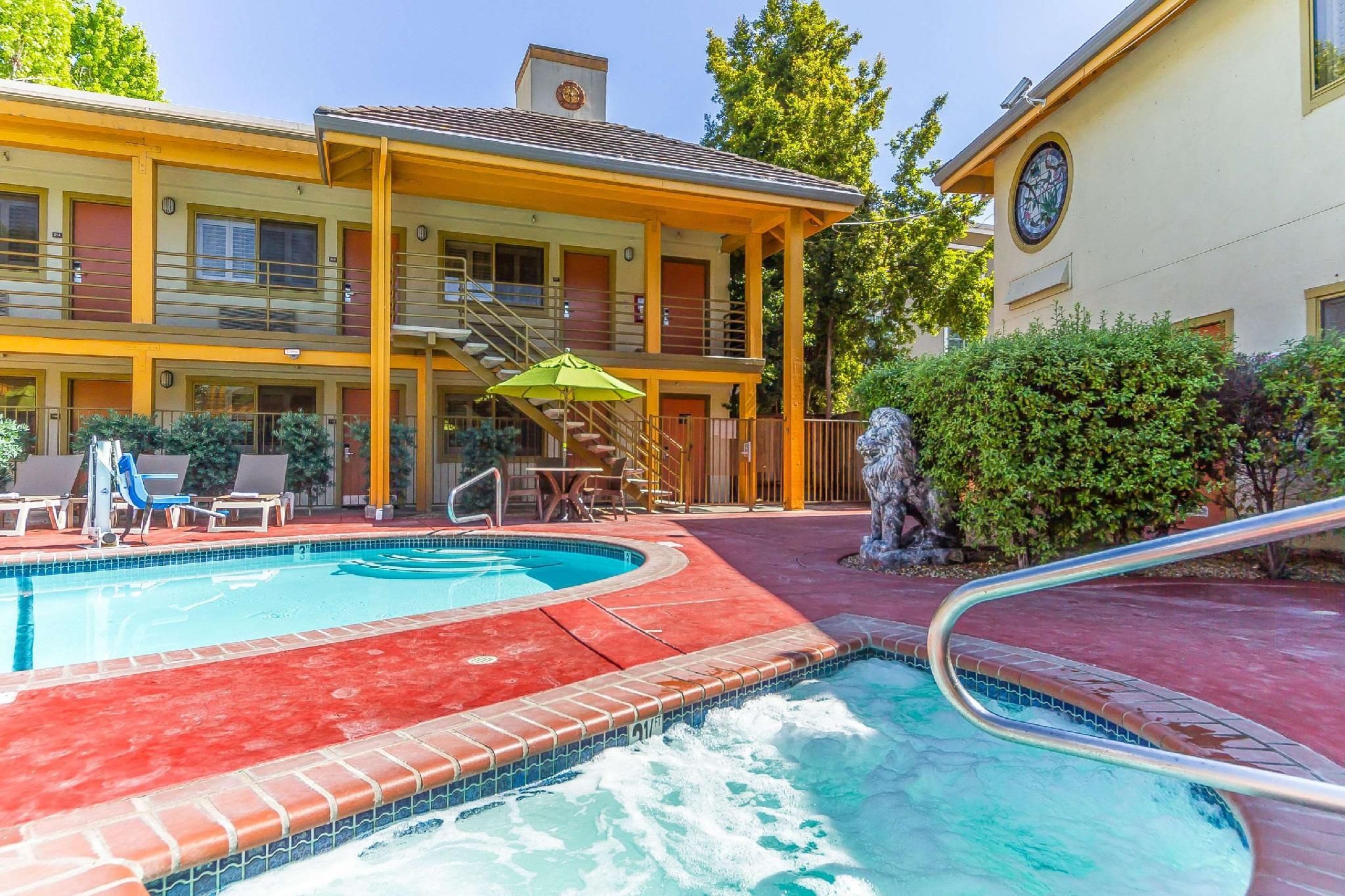 swimming pool [outdoor]