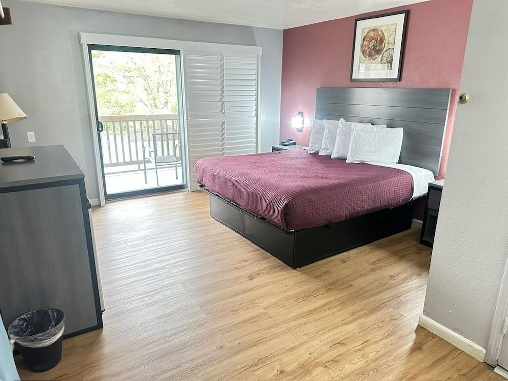 Ocean Gate Inn Standard Single Room, 1 King Bed, Accessible, Refrigerator & Microwave 3