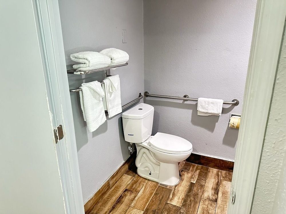 Ocean Gate Inn Standard Single Room, 1 King Bed, Accessible, Refrigerator & Microwave 10