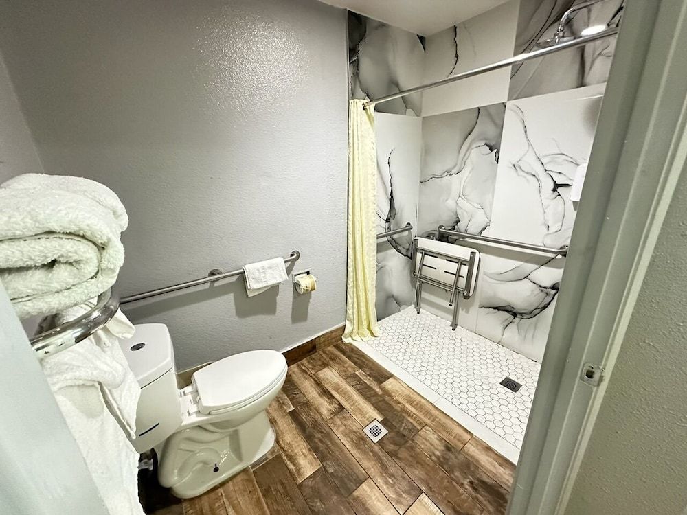 Ocean Gate Inn Standard Single Room, 1 King Bed, Accessible, Refrigerator & Microwave 11