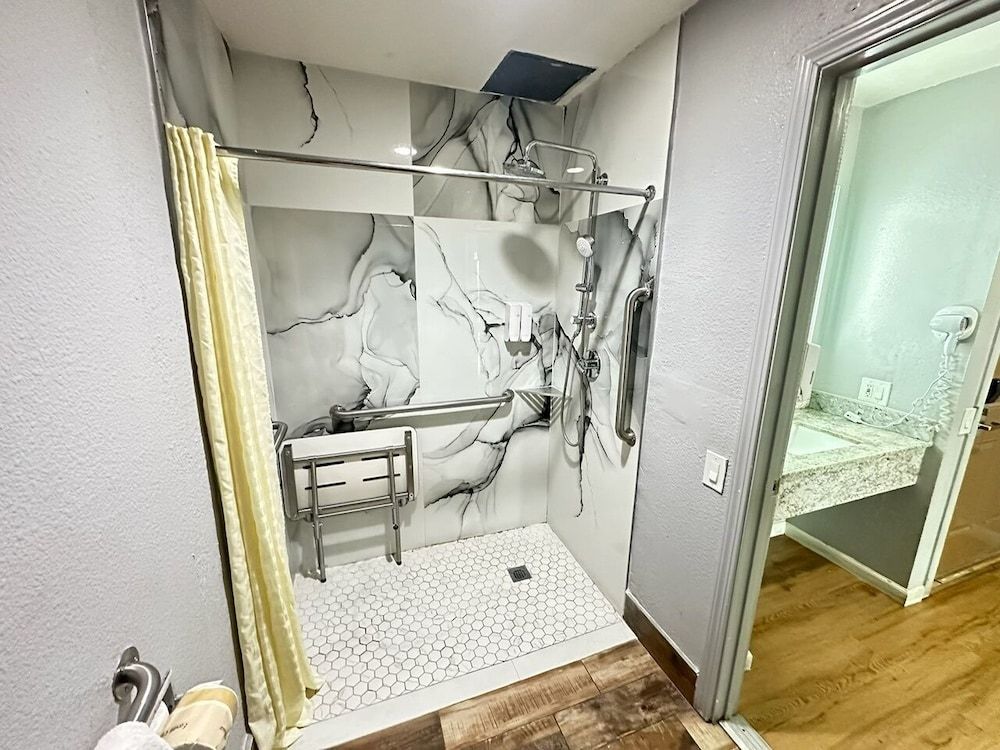 Ocean Gate Inn Standard Single Room, 1 King Bed, Accessible, Refrigerator & Microwave 8