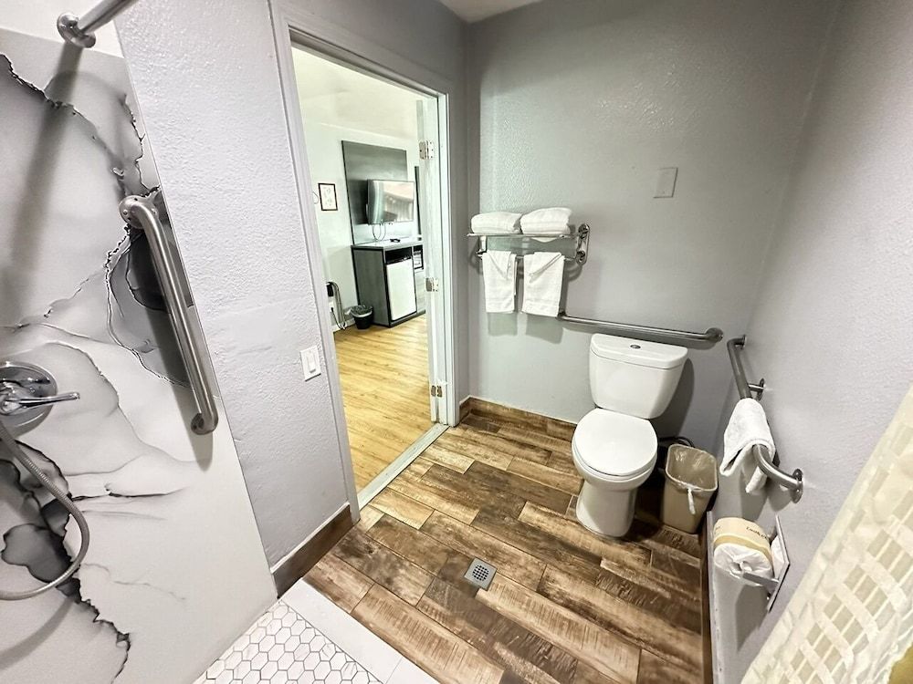 Ocean Gate Inn Standard Single Room, 1 King Bed, Accessible, Refrigerator & Microwave 8