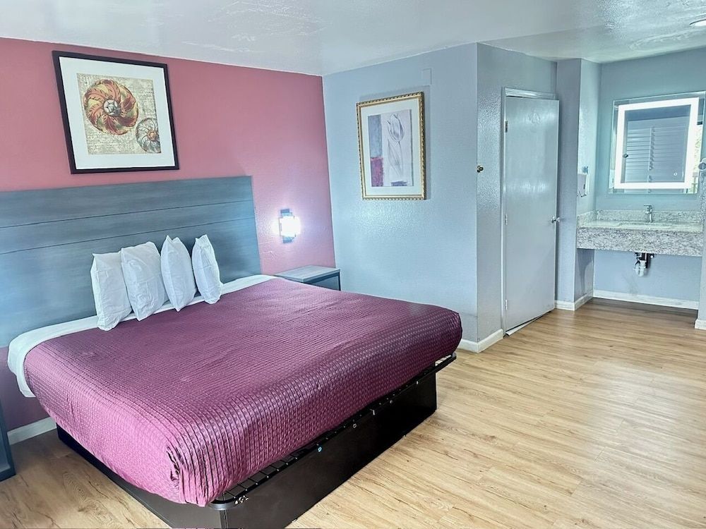Ocean Gate Inn Standard Single Room, 1 King Bed, Accessible, Refrigerator & Microwave