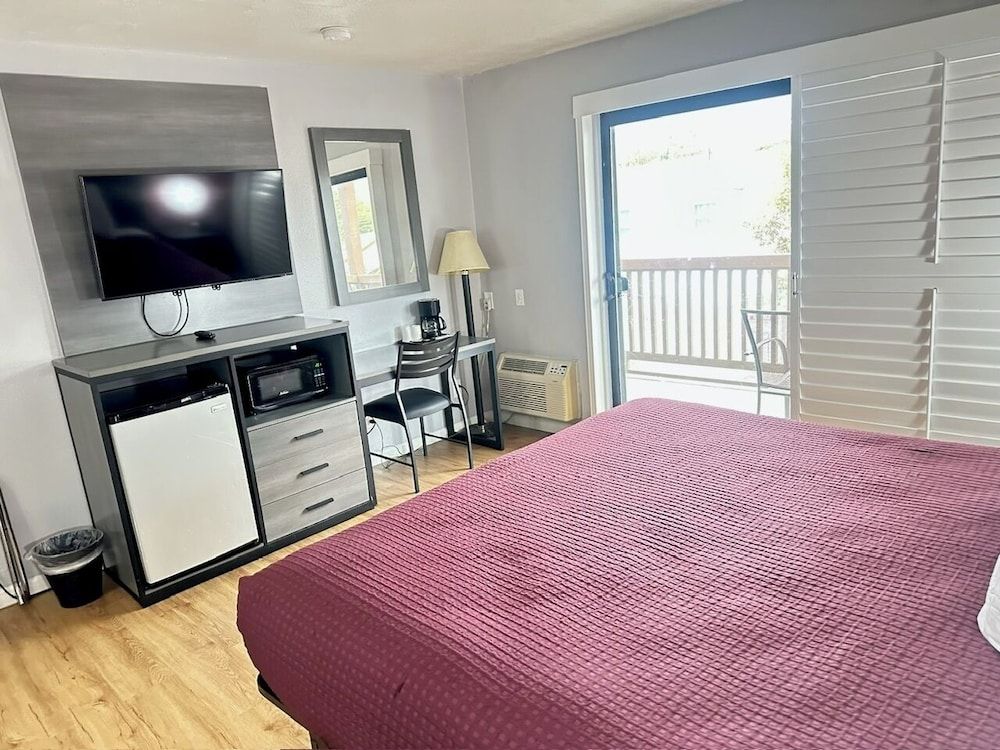 Ocean Gate Inn Standard Single Room, 1 King Bed, Accessible, Refrigerator & Microwave 5