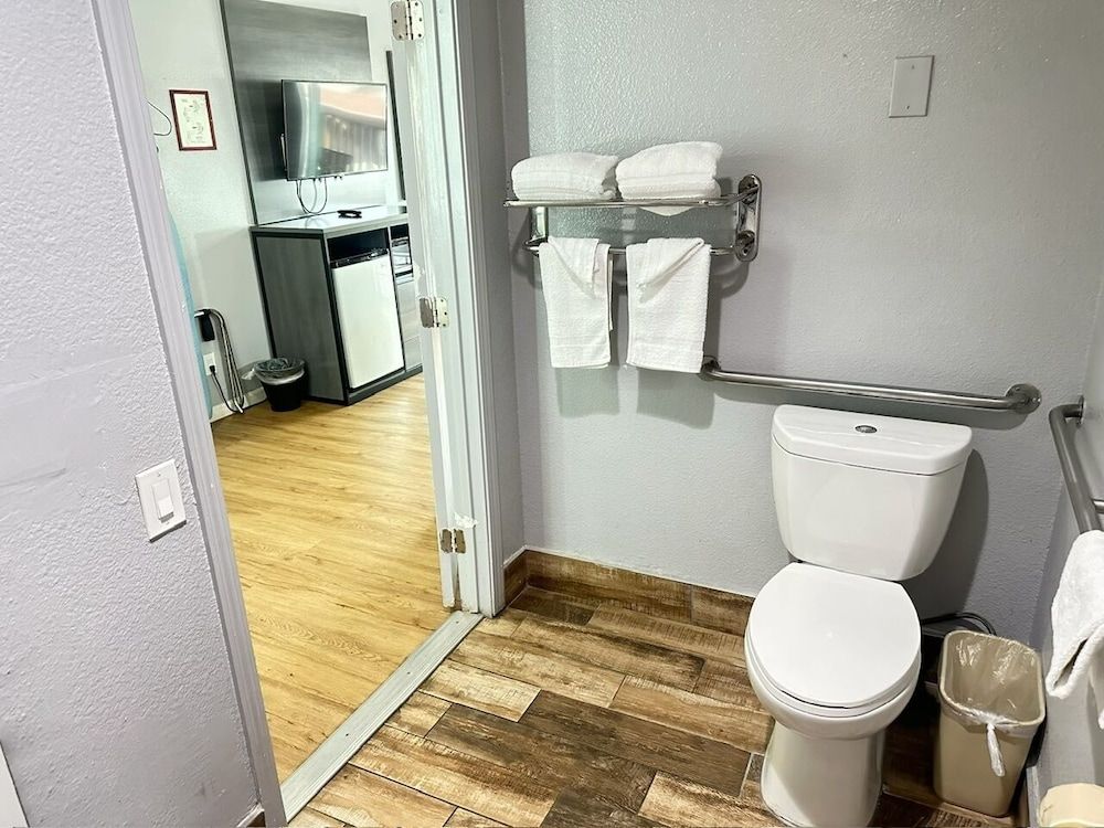 Ocean Gate Inn Standard Single Room, 1 King Bed, Accessible, Refrigerator & Microwave 9