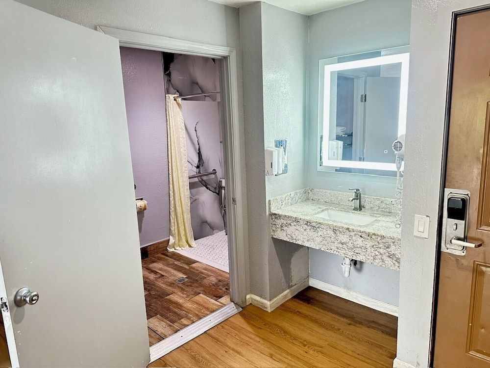 Ocean Gate Inn Standard Single Room, 1 King Bed, Accessible, Refrigerator & Microwave 6