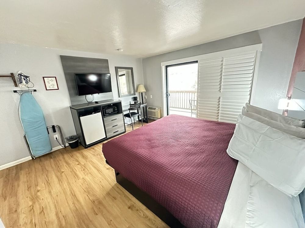 Ocean Gate Inn Standard Single Room, 1 King Bed, Accessible, Refrigerator & Microwave 5