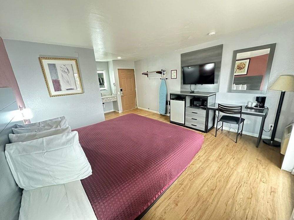 Ocean Gate Inn Standard Single Room, 1 King Bed, Accessible, Refrigerator & Microwave 4