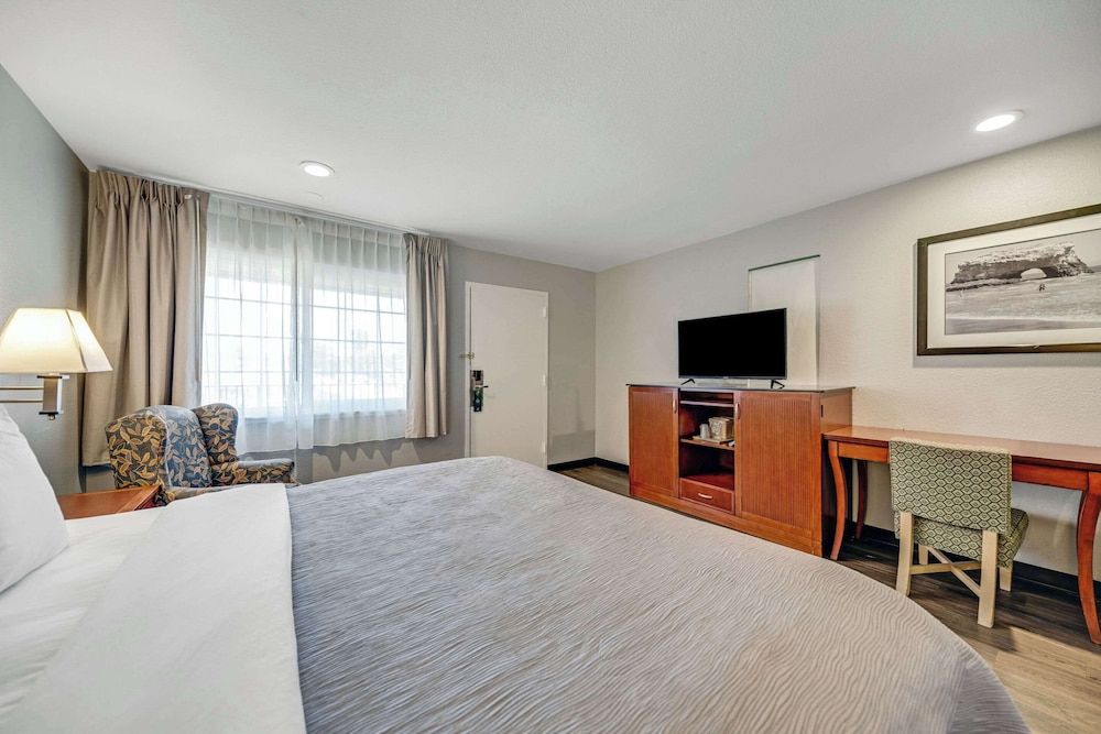 Quality Inn Santa Cruz Downtown Area Standard Room, 1 King Bed, Non Smoking, Patio 4