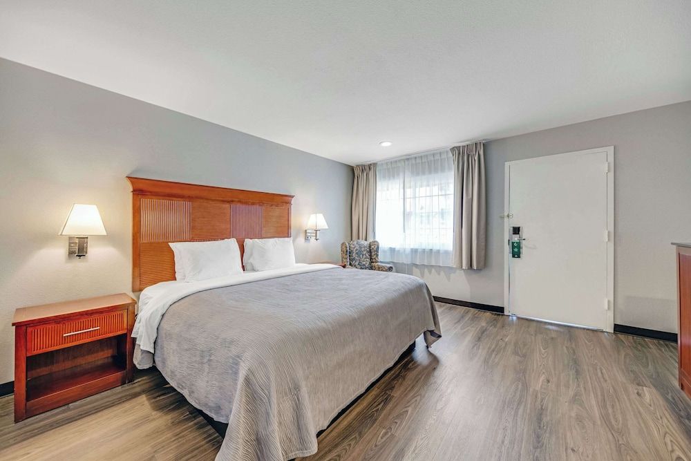 Quality Inn Santa Cruz Downtown Area Standard Room, 1 King Bed, Non Smoking, Patio