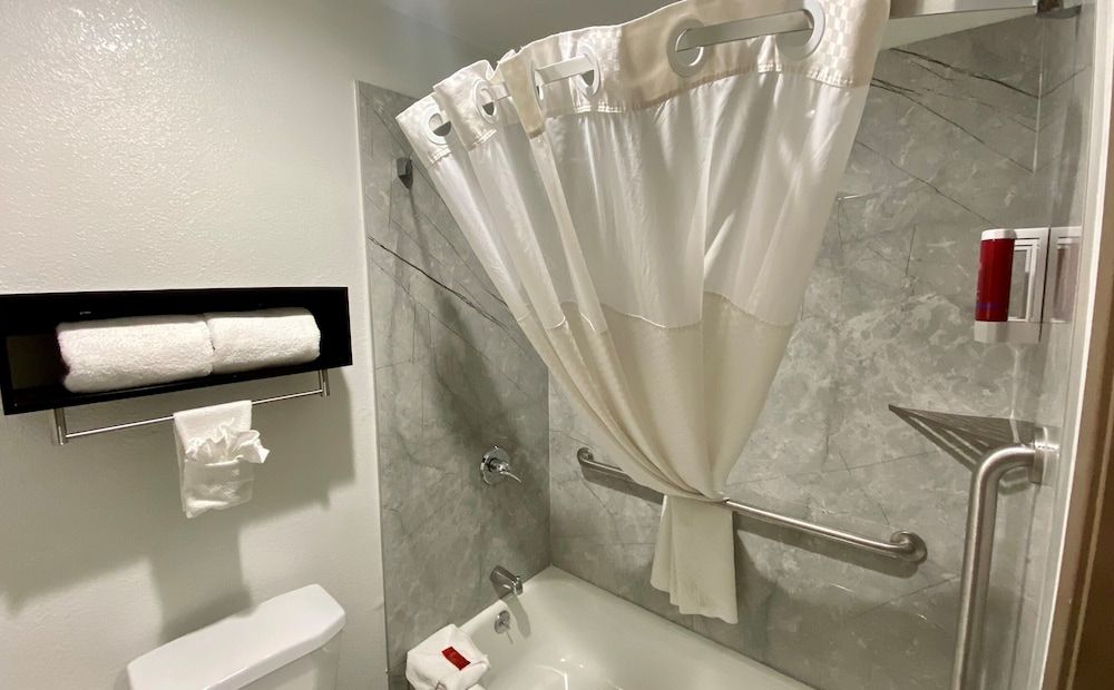 SureStay Hotel by Best Western Santa Cruz Standard Room, 1 King Bed, Non Smoking, Refrigerator & Microwave 4