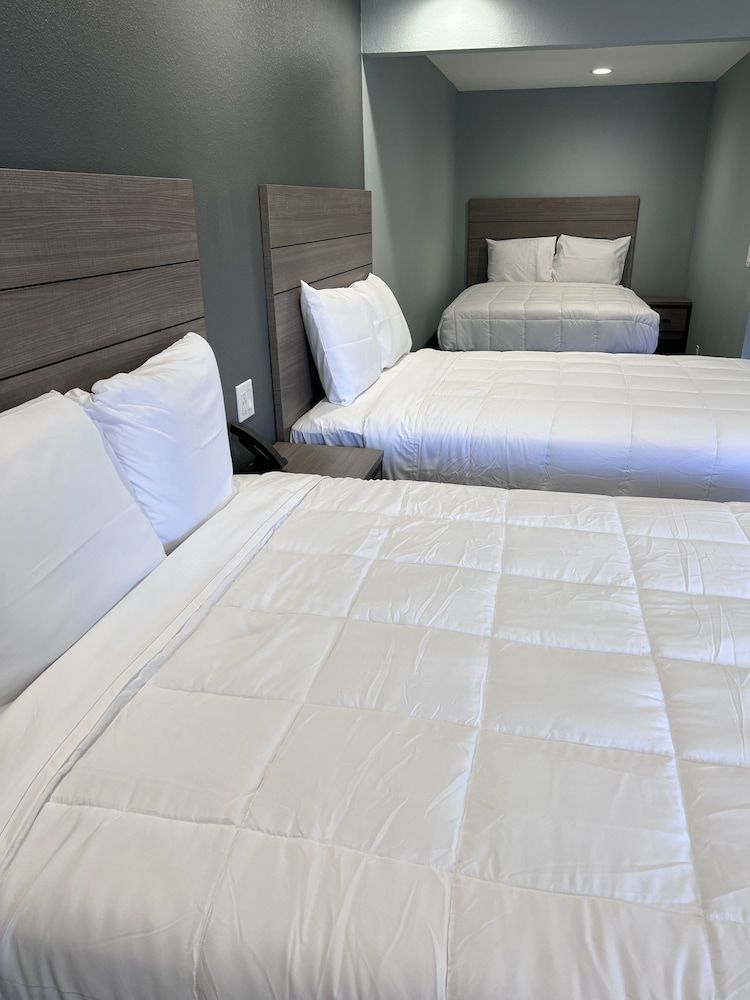 undefined Surf City Inn and Suites 6