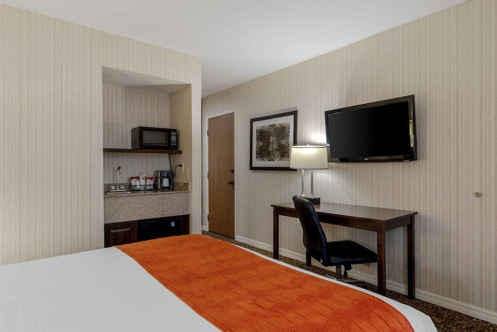 Standard Room, Multiple Beds, Non Smoking, Refrigerator & Microwave