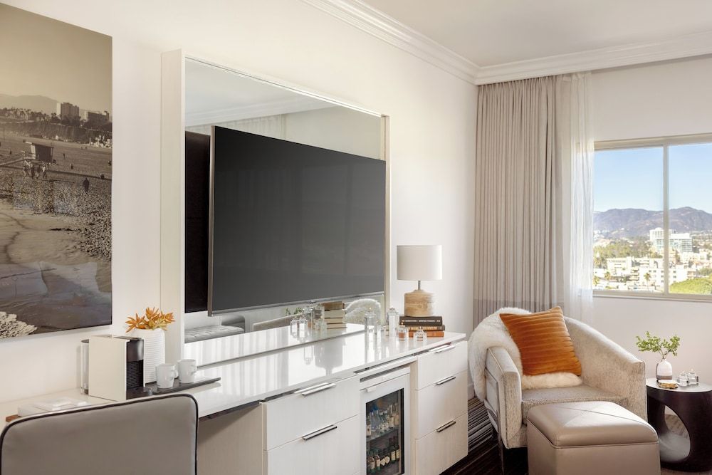 The Huntley Hotel Premier Room, 1 King Bed (Guestroom) 5