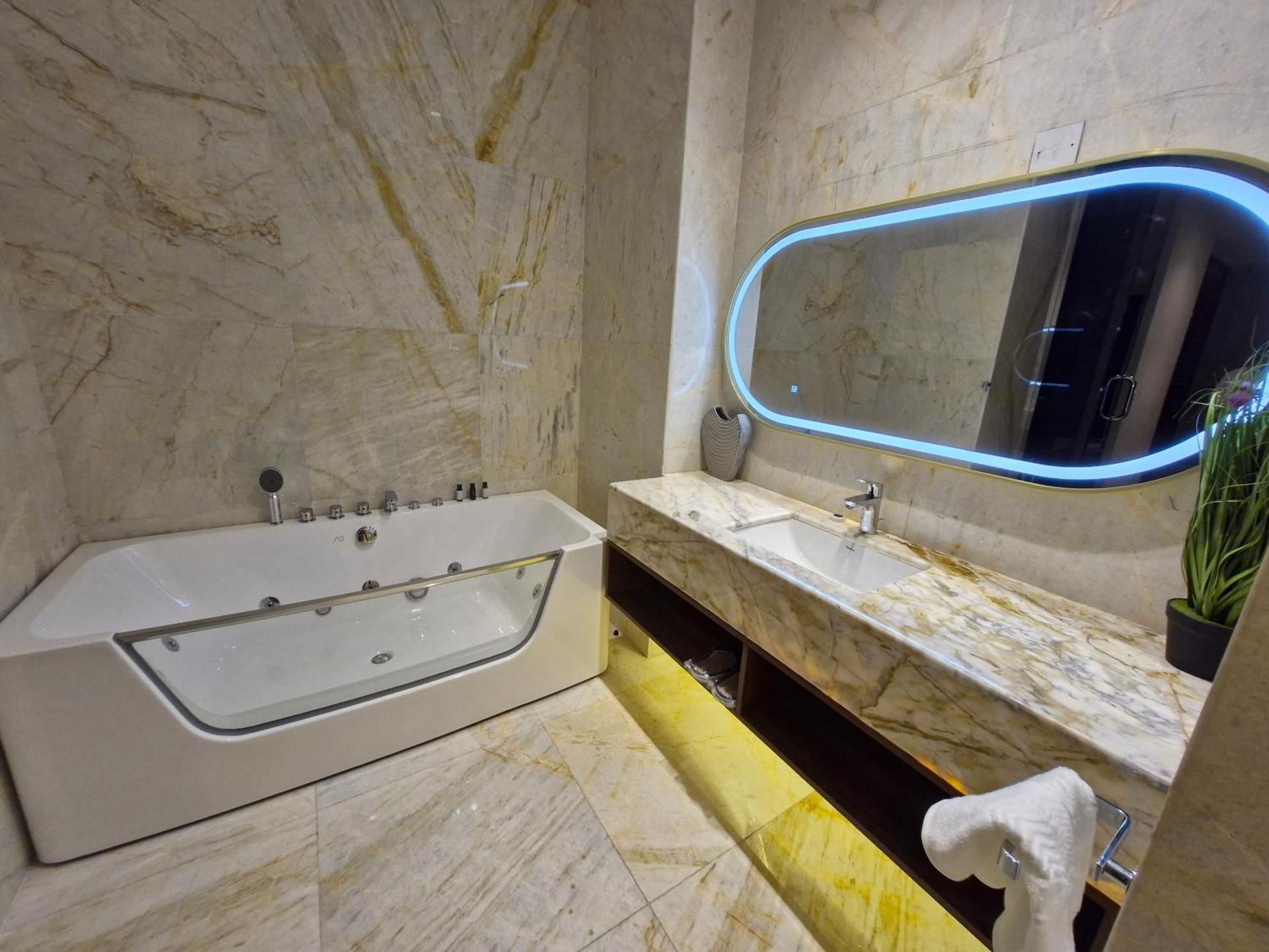 Junior City View Suite