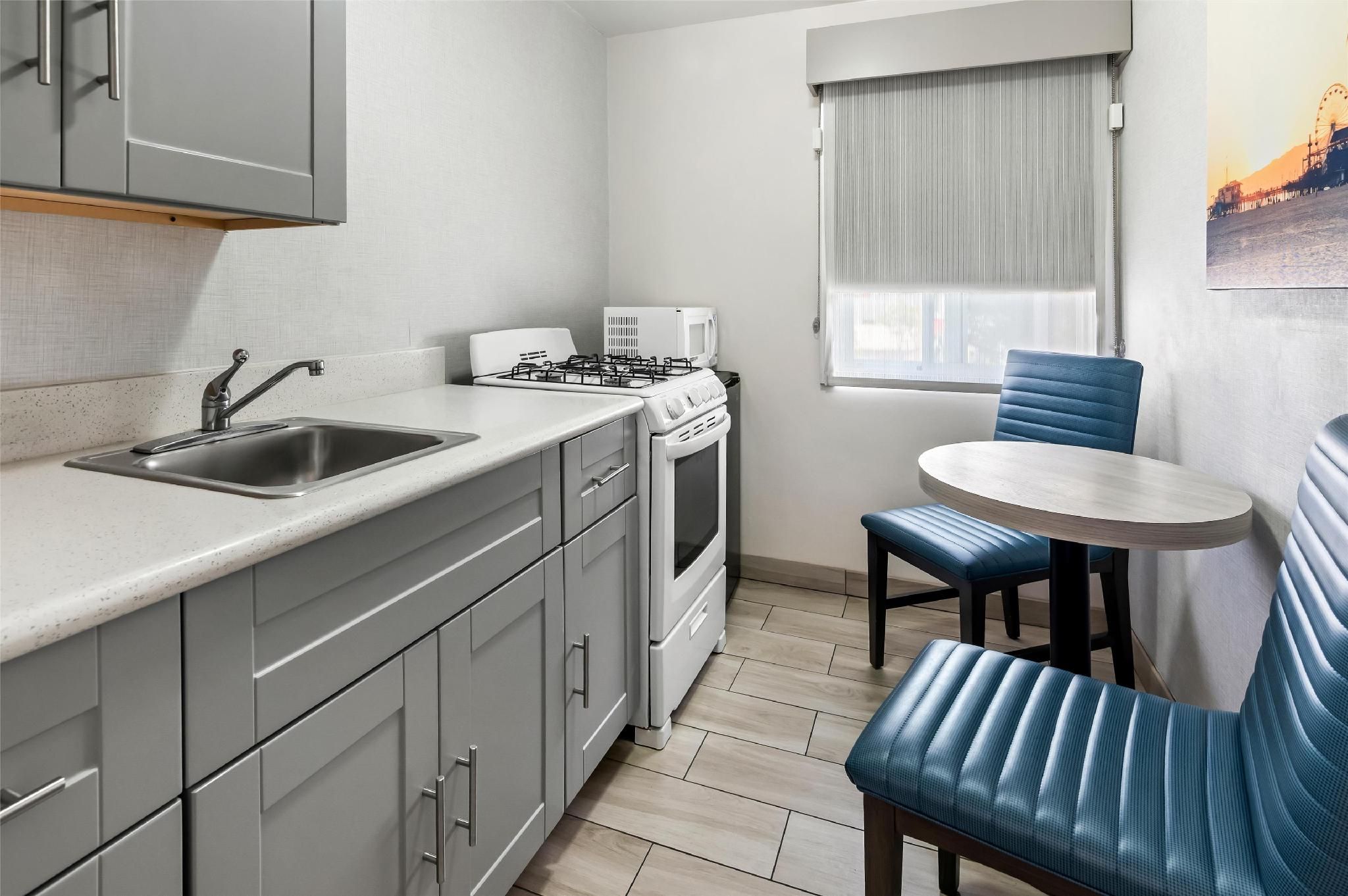 SureStay by Best Western Santa Monica 1 King Bed, Non-Smoking, Courtyard, Kitchenette, Microwave And Refrigerator, Stove, Flat Screen Tele 3