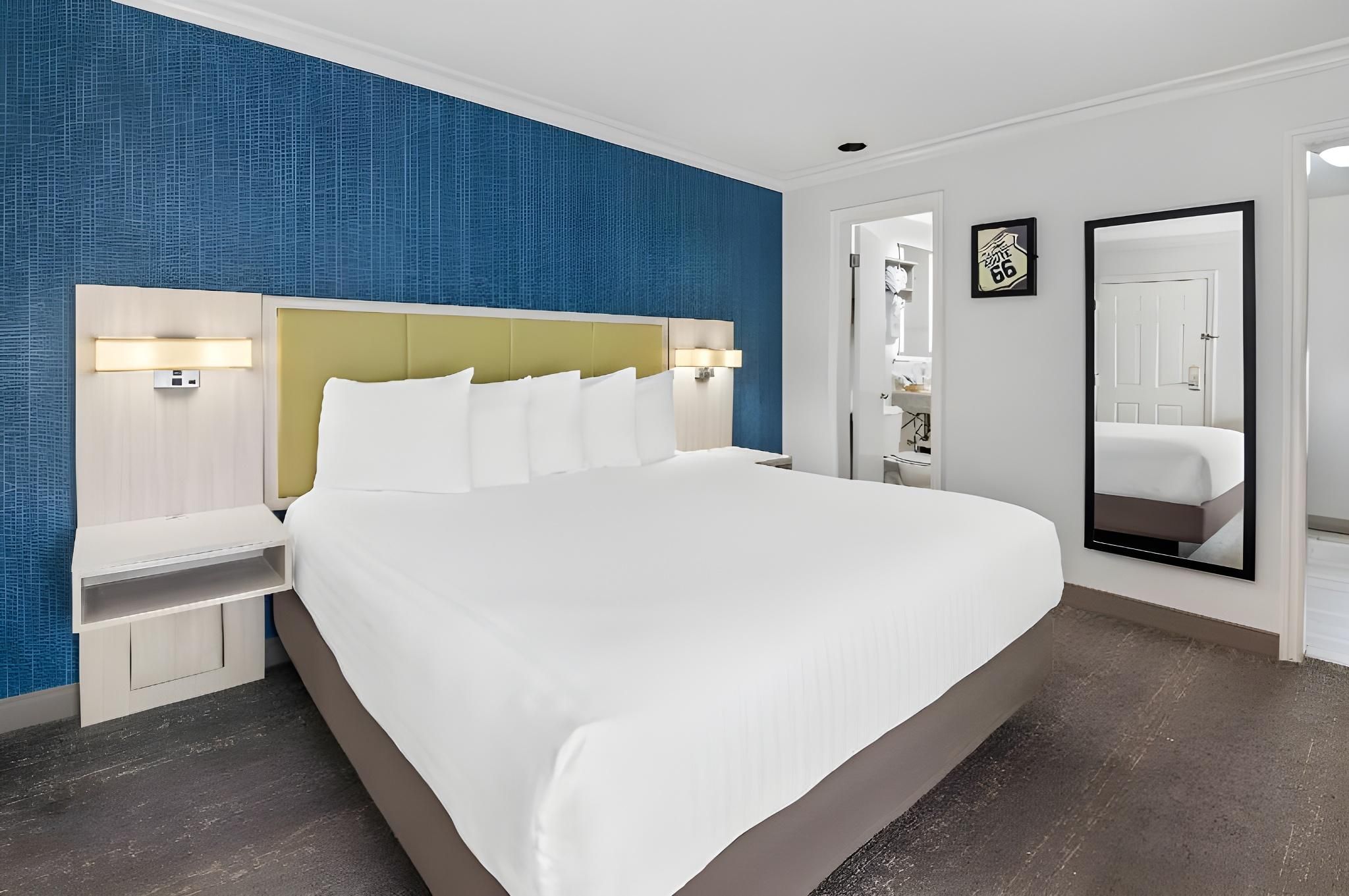 1 King Bed, Nonsmoking, Courtyard