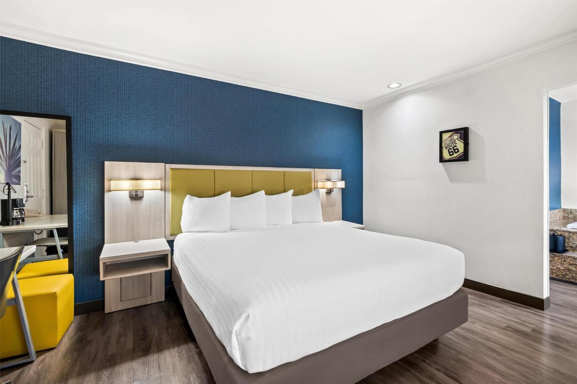 Suite - 1 King Bed, Nonsmoking, Courtyard, Jacuzzi