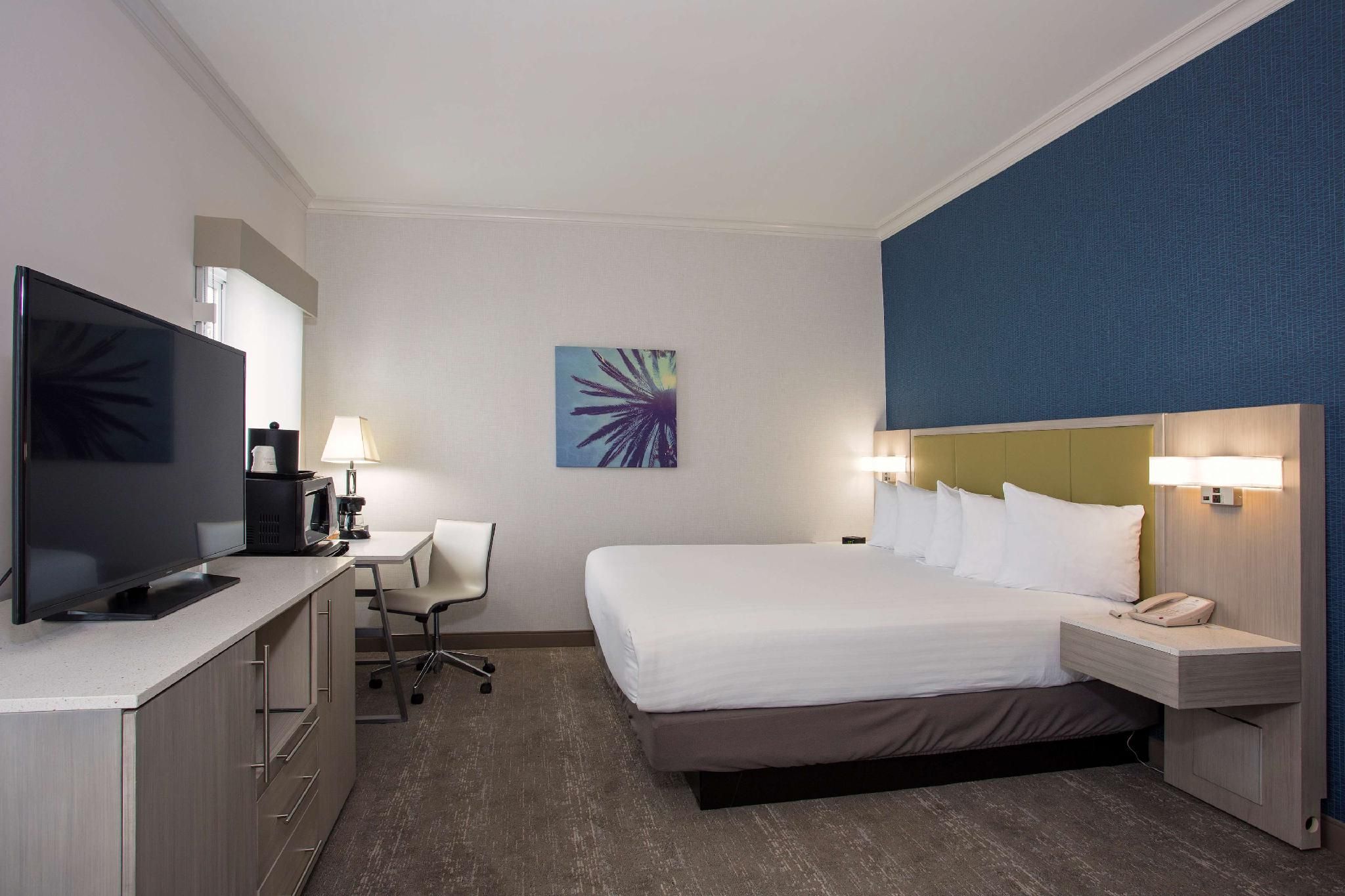 1 King Bed, Nonsmoking