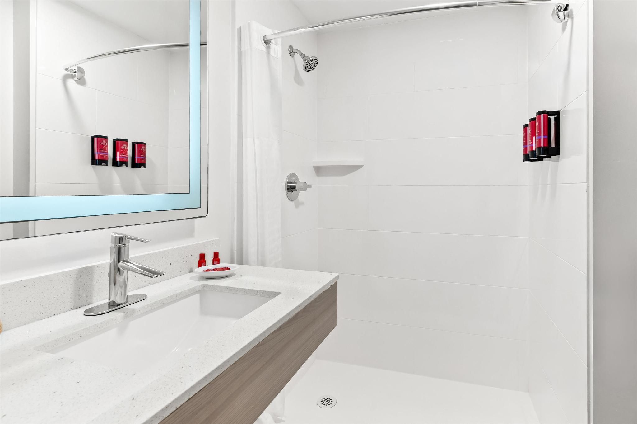 Suite - 1 King Bed, Nonsmoking, Courtyard, Jacuzzi