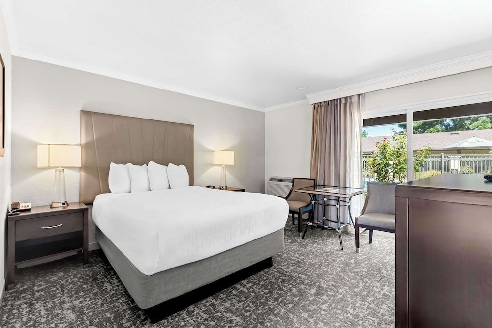 Standard Room, 1 Queen Bed, Non Smoking, Microwave