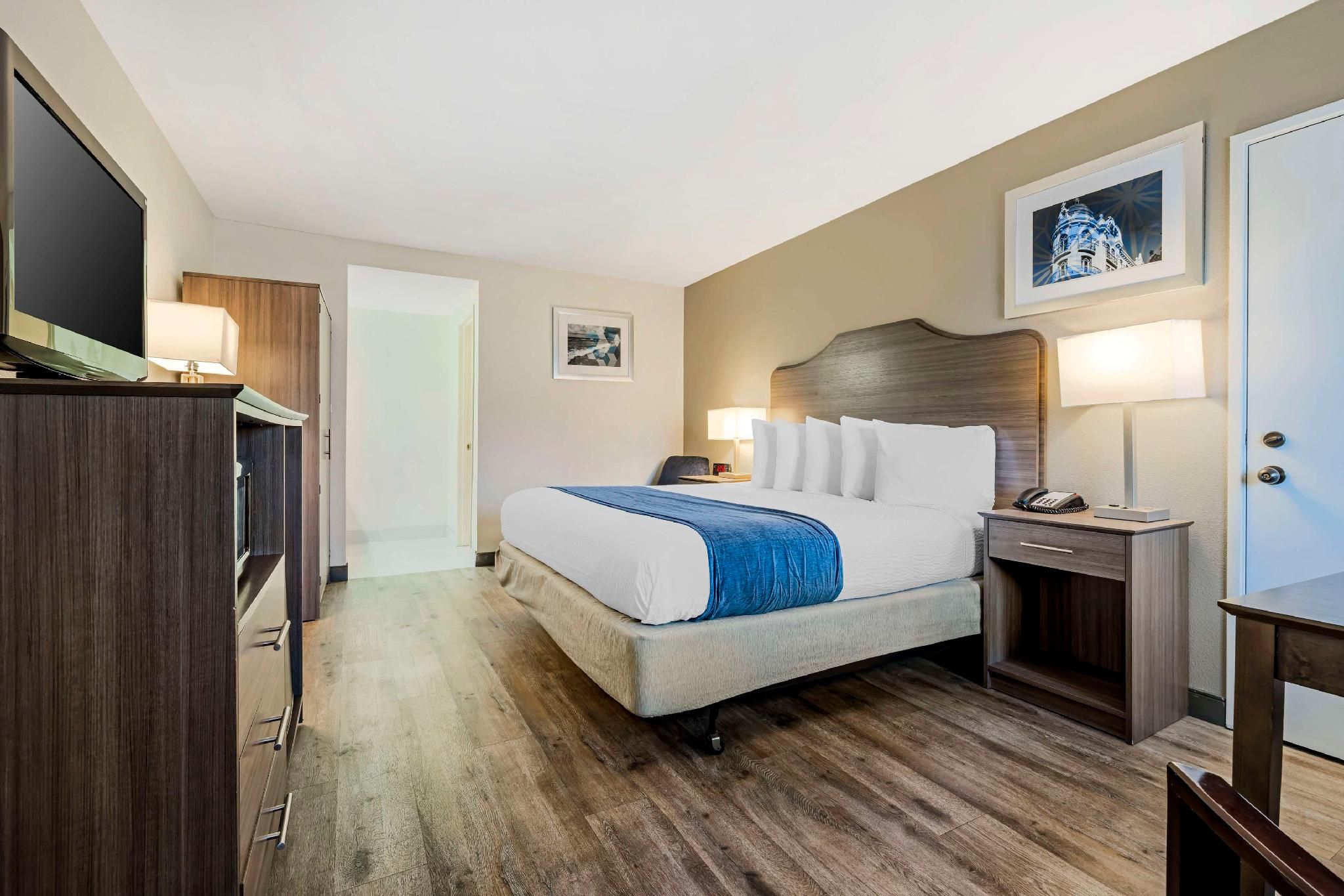 1 King Bed, Nonsmoking