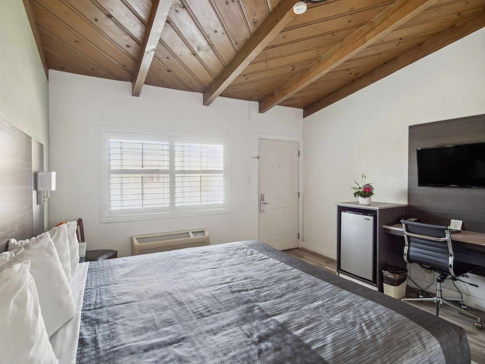 Discovery Inn Standard Room, 1 King Bed 4