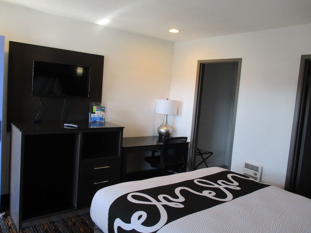 SureStay Hotel by Best Western Seaside Monterey Standard Room, 1 Queen Bed, Non Smoking, Refrigerator & Microwave 3
