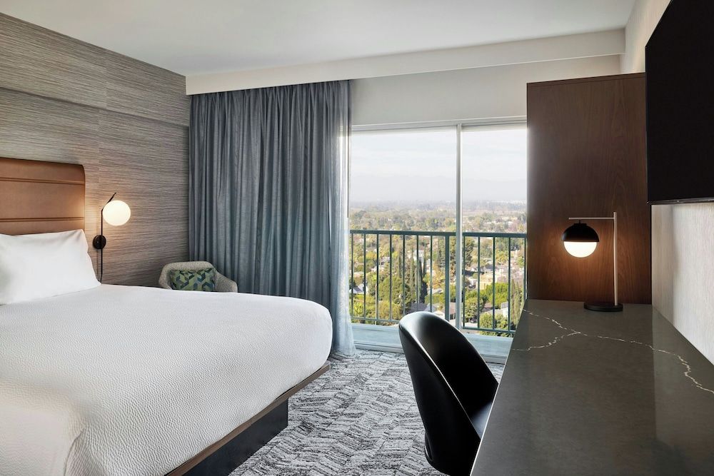 Room, 1 King Bed, Non Smoking (Mobility/Hearing Access, Roll-in Shwr)