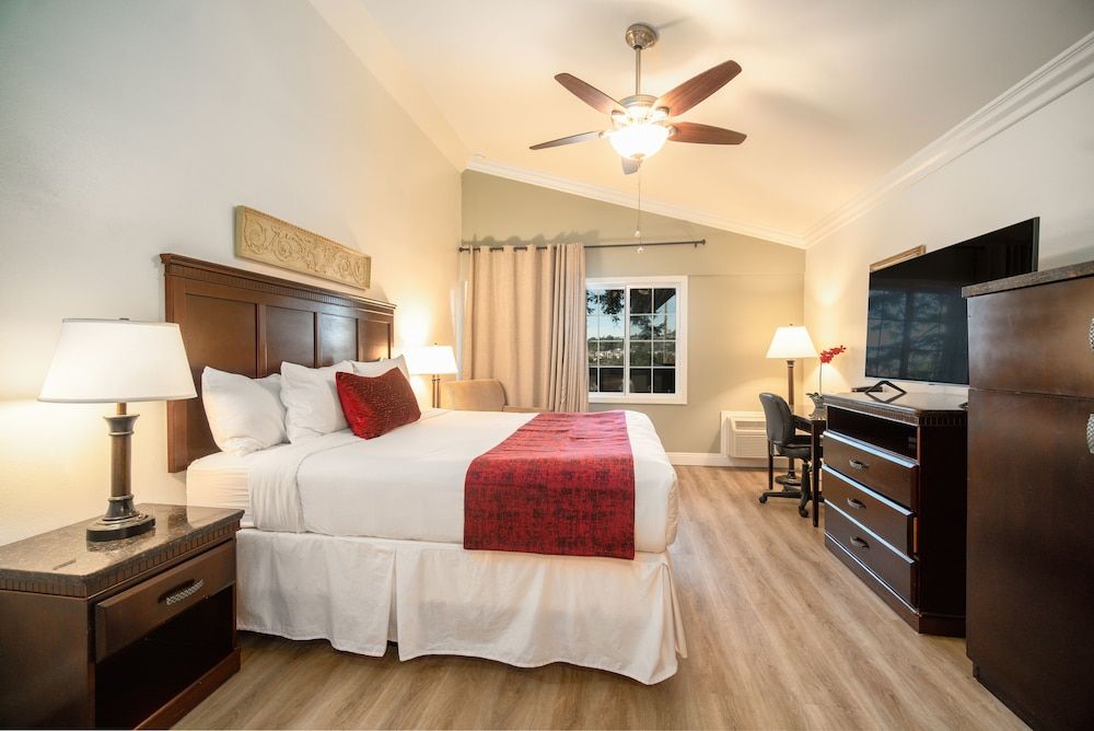 Kronborg Inn Jacuzzi Suite King Bed Room 2