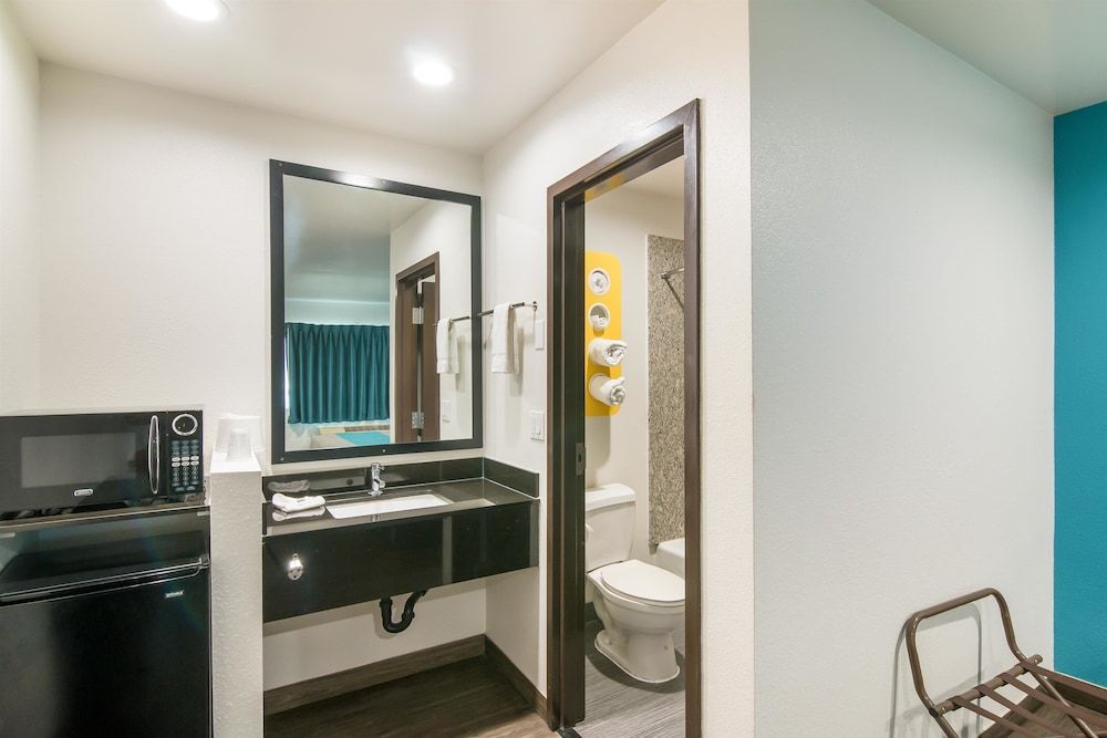 Motel 6 South El Monte, CA - Los Angeles Deluxe Room, 1 King Bed, Non Smoking, Refrigerator & Microwave 6