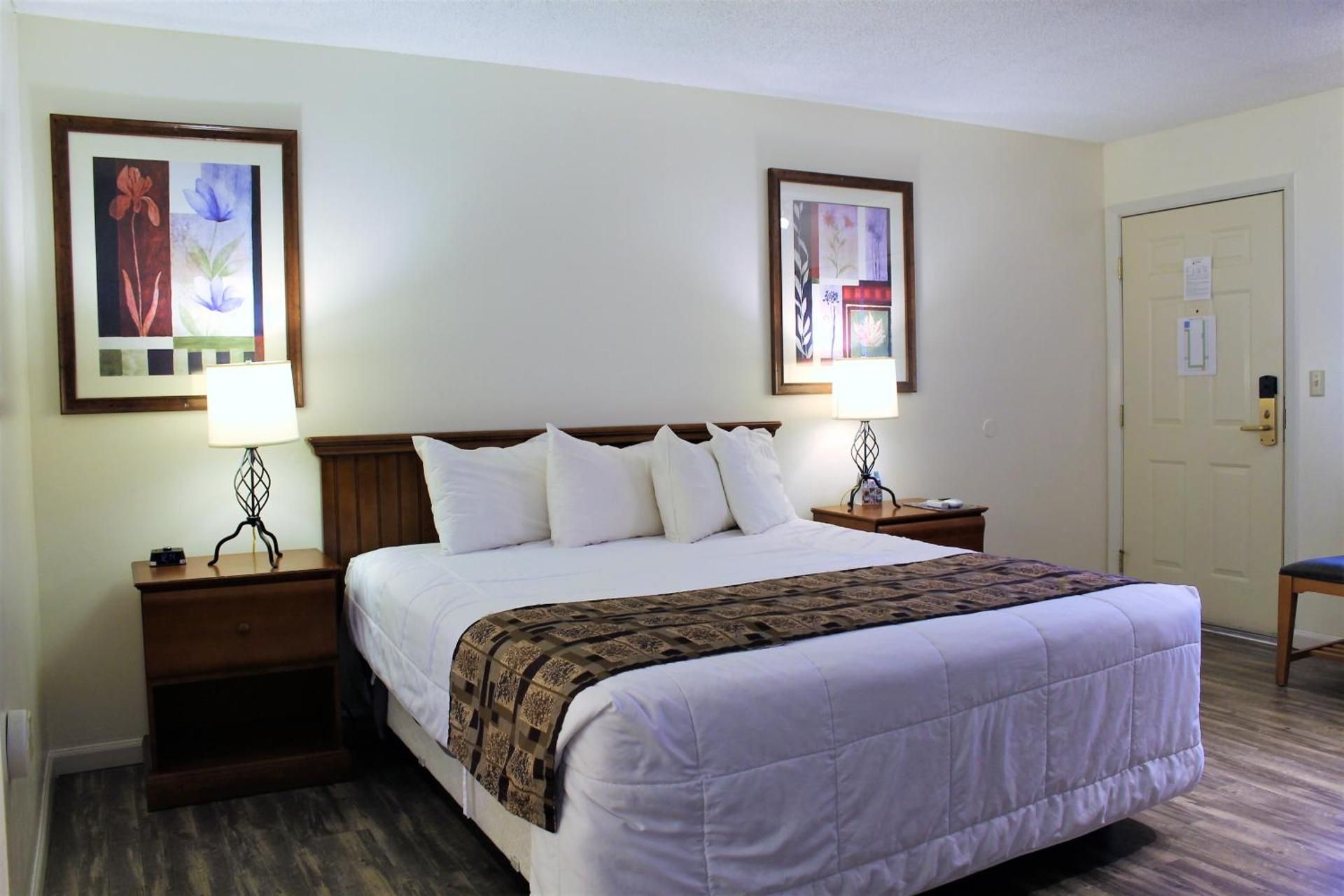 Big Pines Mountain House Deluxe King Room