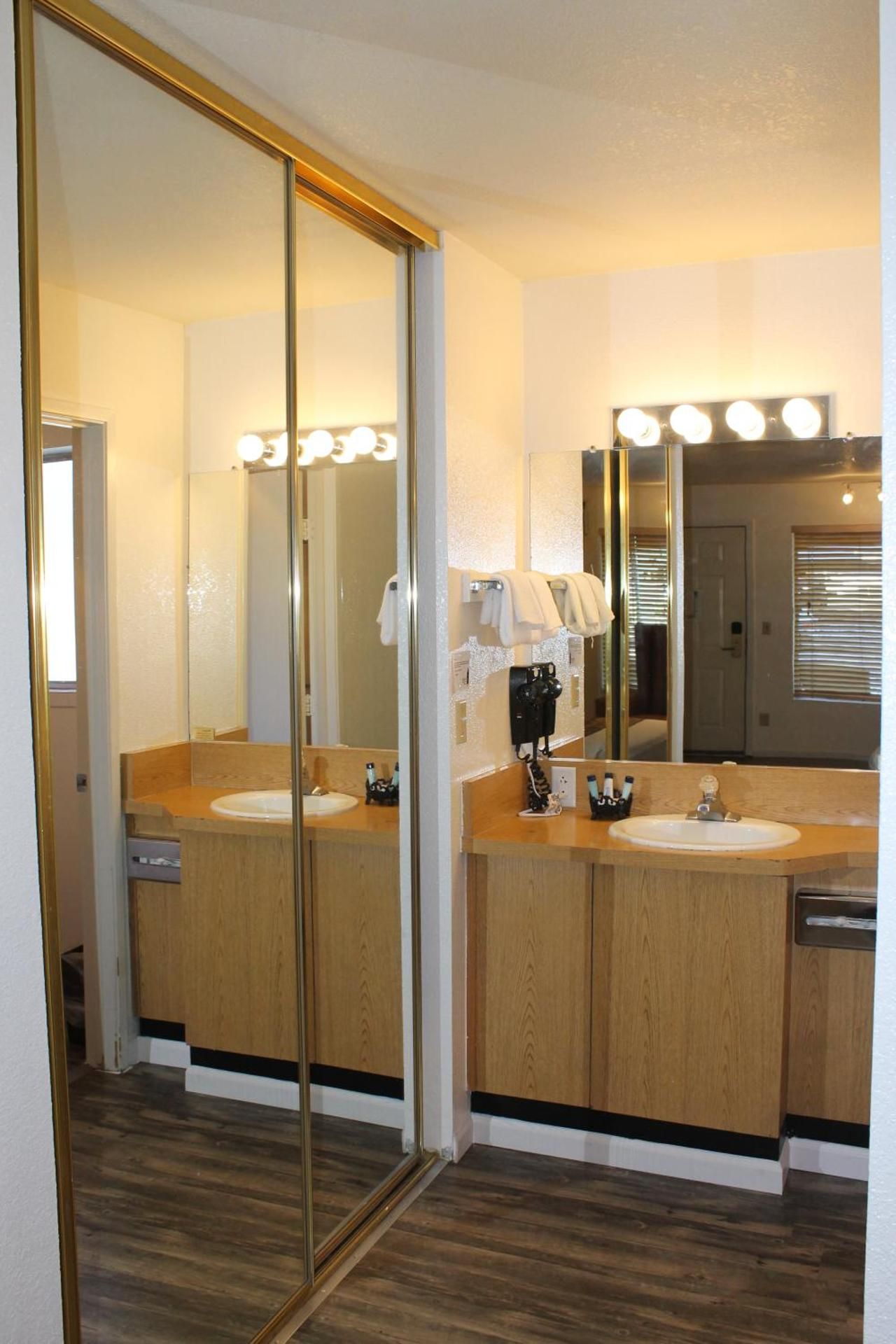 Big Pines Mountain House Deluxe King Room 3